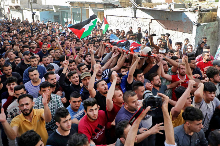 Ratusan warga Palestina mengiringi prosesi pemakaman Zaid Qaysia, 15, di kamp pengungsi Al-Fawar di dekat Kota Hebron, Rabu, 13 Mei 2020.