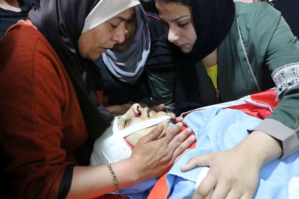 Seorang juru bicara kementerian kesehatan mengatakan bahwa Zaid Qaysia, 15, tewas oleh peluru tajam di kepalanya yang ditembakkan oleh pasukan Israel di kamp pengungsi Al-Fawar di dekat Kota Hebron. Empat warga Palestina lainnya terluka dalam bentrokan.