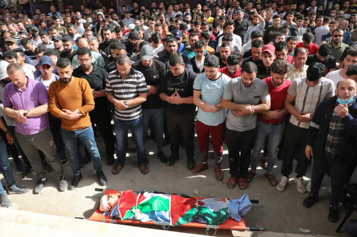 Militer Israel mengatakan pasukan telah memasuki kamp untuk melakukan penangkapan dan kemudian terjadi kerusuhan hebat, di mana tembakan terdengar dan seorang prajurit terluka ringan. 