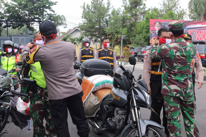 Polres Tasikmalaya Kota bersama Kodim 0612 Tasikmalaya mendistribusikan beras yang diperuntukkan bagi 523 warga terdampak pandemi virus korona (covid-19), Kamis, 14 Mei 2020.