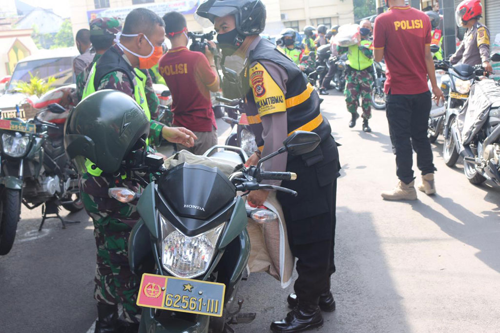 Sementara, Dandim 0612 Tasikmalaya Letkol Inf Imam Wicaksana mengatakan, Polri dan TNI akan terus berupaya melakukan langkah dengan memberikan bantuan kepada warga yang terdampak covid-19.
