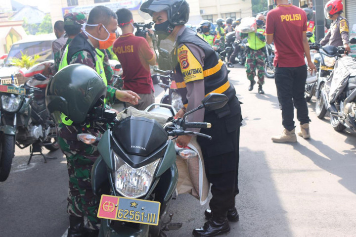 Sementara, Dandim 0612 Tasikmalaya Letkol Inf Imam Wicaksana mengatakan, Polri dan TNI akan terus berupaya melakukan langkah dengan memberikan bantuan kepada warga yang terdampak covid-19.