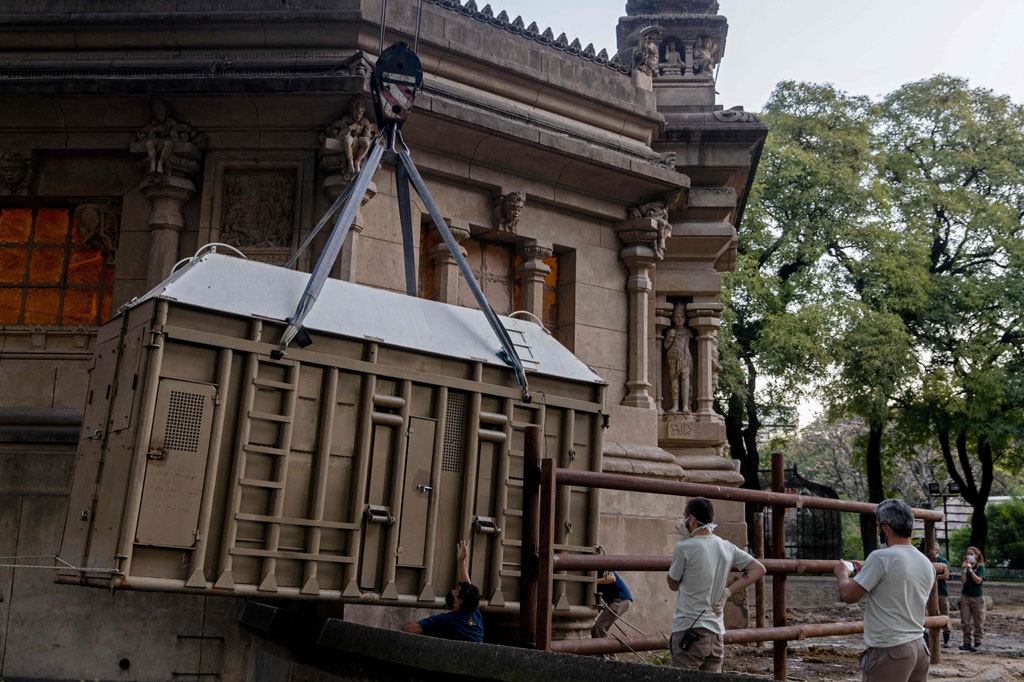 Mara diangkut dalam peti besar yang dibangun untuk acara itu dan kemudian di buat ke sebuah truk dengan bantuan derek. Sementara logistik perjalanan memakan waktu empat hari dengan jarak sekitar 2.000 kilometer (1.250 mil) semakin rumit karena pandemi virus korona (covid-19).