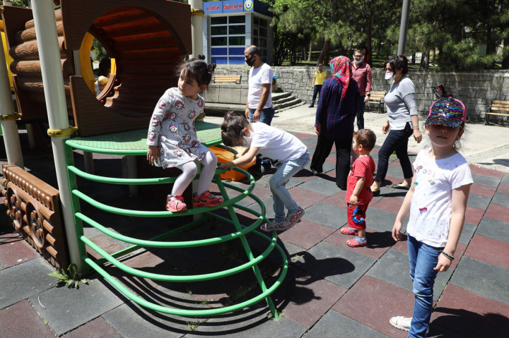Pemerintah Turki terus melonggarkan sejumlah pembatasan di tengah pandemi Covid-19. Mulai Rabu, 13 Mei 2020, waktu setempat, anak-anak yang berusia 14 tahun ke bawah boleh keluar rumah selama 4 jam dalam sehari, antara pukul 11.00 hingga pukul 15.00 waktu setempat.
