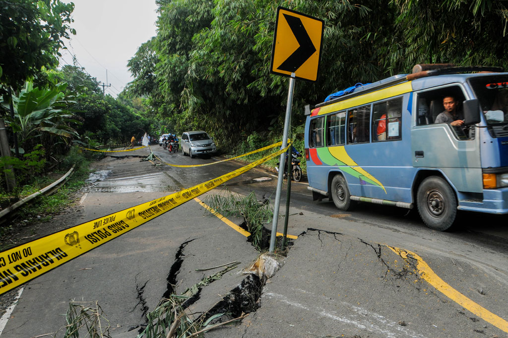 Jalan yang menghubungkan Provinsi Banten dan Jawa Barat tersebut ambles diduga akibat hujan dengan intensitas yang tinggi sejak Rabu, 13 Mei kemarin.