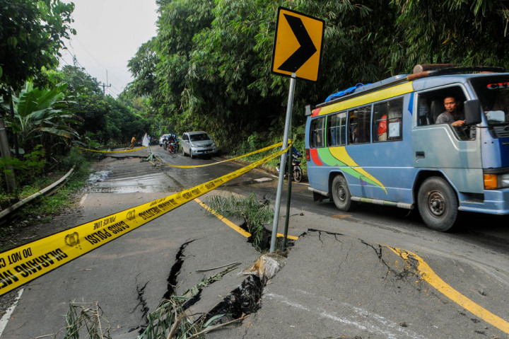 Jalan yang menghubungkan Provinsi Banten dan Jawa Barat tersebut ambles diduga akibat hujan dengan intensitas yang tinggi sejak Rabu, 13 Mei kemarin.