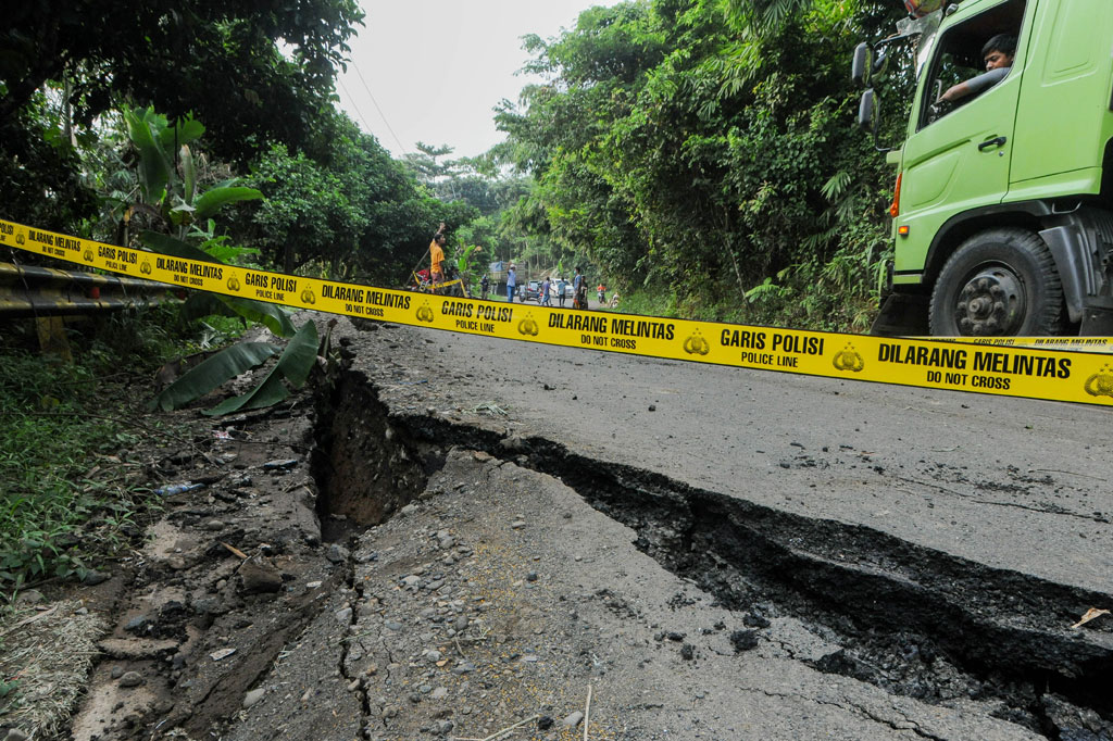 Pengguna jalan yang melewati jalan tersebut diimbau untuk berhati-hati untuk menghindari hal-hal yang tidak diinginkan.