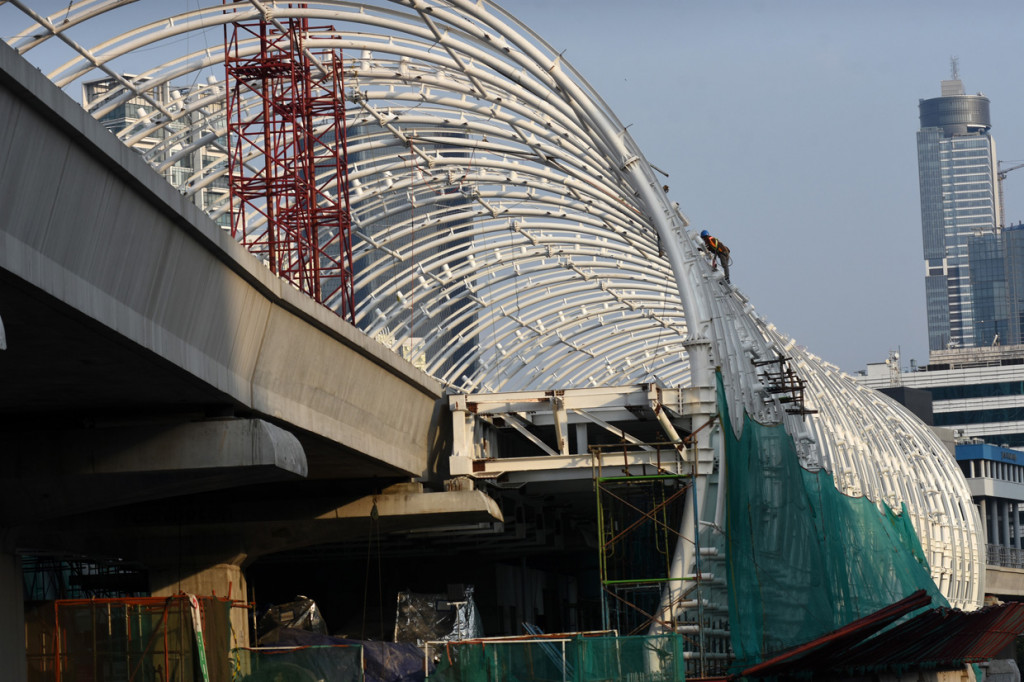 Suasana aktivitas pengerjaan proyek pembangunan Light Rail Transit (LRT) Jabodebek di ruas Jalan Rasuna Said, Jakarta.
