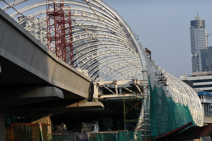 Suasana aktivitas pengerjaan proyek pembangunan Light Rail Transit (LRT) Jabodebek di ruas Jalan Rasuna Said, Jakarta.