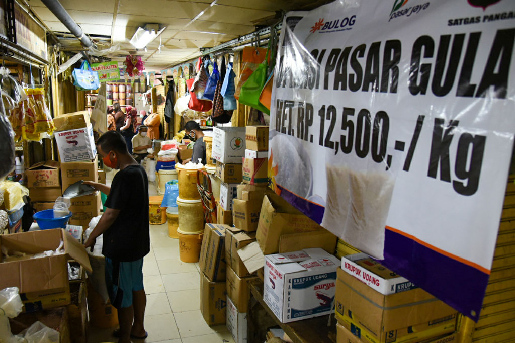 Gula yang digelontorkan oleh Bulog dalam operasi pasar ke seluruh Indonesia sebanyak 22.000 ton yang baru saja didatangkan dari India. Impor gula ini untuk mengisi kebutuhan menjelang Hari Raya Idul Fitri yang sudah di depan mata.