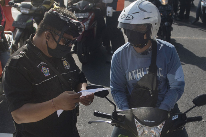 Kota Denpasar menerapkan PKM mulai hari ini hingga satu bulan ke depan dalam upaya menghentikan penyebaran mata rantai wabah covid-19.