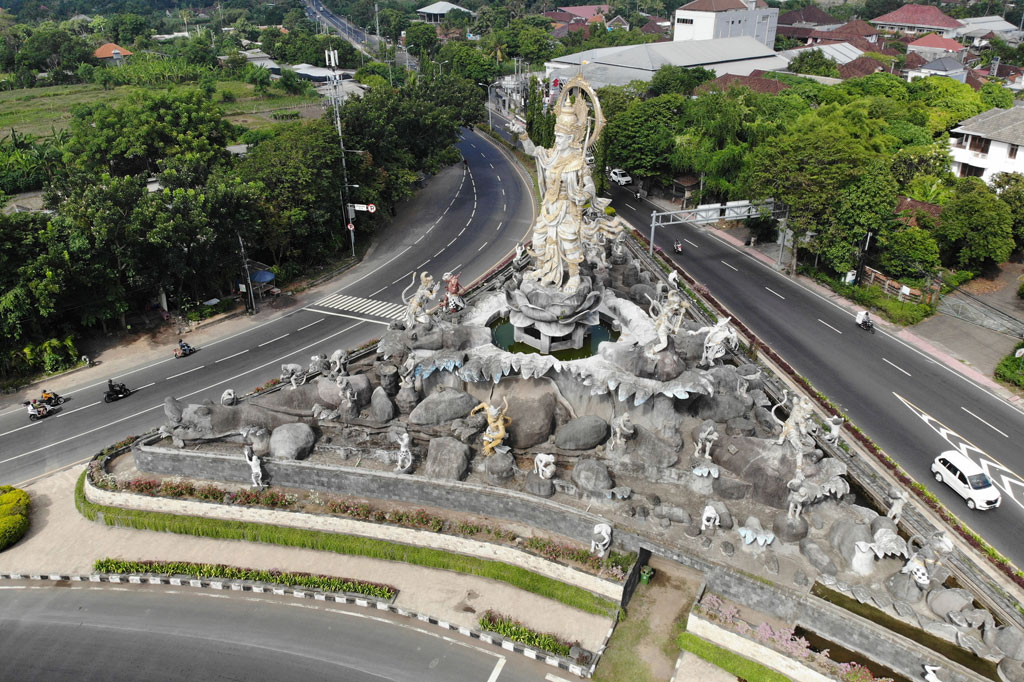 Pemerintah setempat mendirikan 11 pos pantau terutama di perbatasan kota untuk mengawasi aktivitas warga tanpa tujuan jelas dan melanggar protokol kesehatan termasuk melanggar larangan mudik.