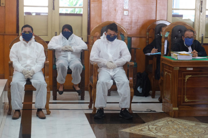 Tiga terdakwa kasus pembuhunan hakim Pengadilan Negeri Medan Jamaluddin, Zuraida Hanum (kanan), Reza Fahlevi (kedua kanan) dan Jefri Pratama mengenakan alat pelindung diri (APD) lengkap saat menjalani sidang dengan agenda pemeriksaan saksi ahli dan terdakwa, di PN Medan, Sumatera Utara, Jumat, 15 Mei 2020. 