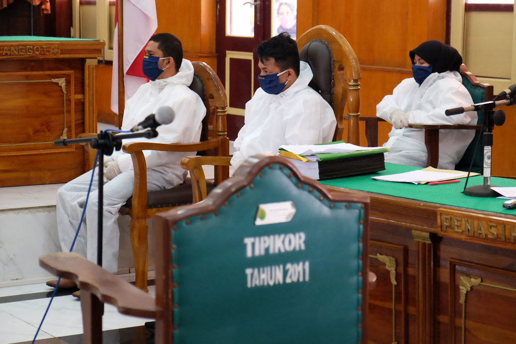 Sidang tersebut sengaja menghadirkan terdakwa ke ruang sidang untuk mengetahui dan menanyakan secara langsung dan terperinci tentang peristiwa yang terjadi.