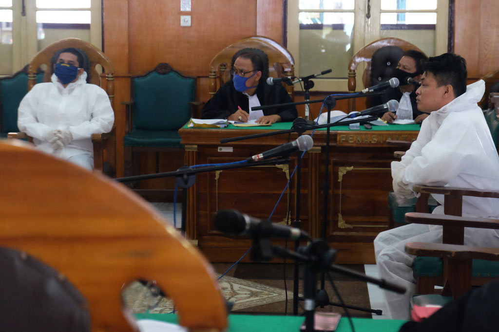 Sebelumnya para terdakwa menjalani sidang lewat 'video conference'. Ketiga terdakwa tetap berada di Rutan Tanjung Gusta, Medan, sementara hakim, jaksa, dan penasihat hukum berada di ruang sidang PN Medan.