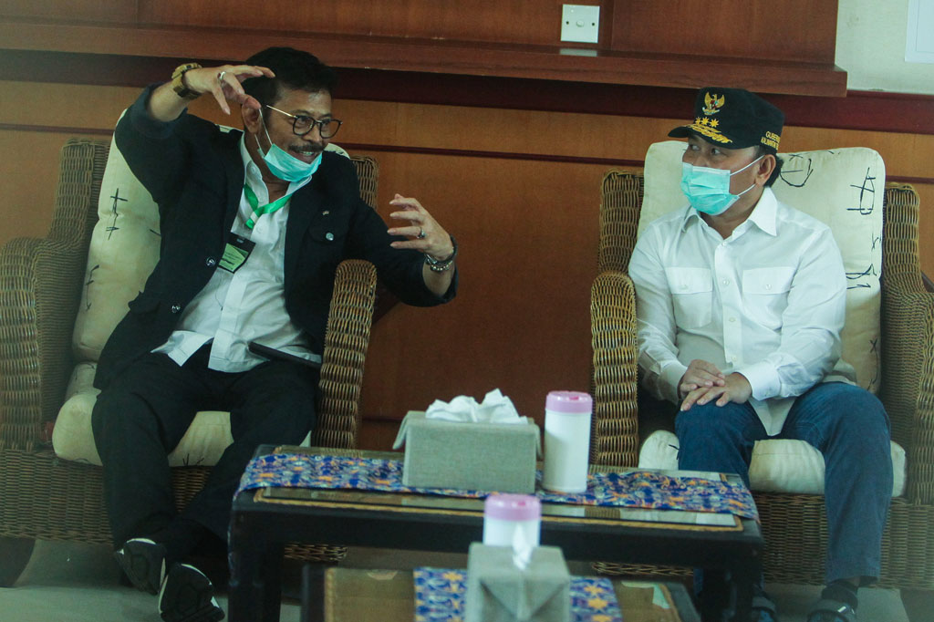 Menteri Pertanian Syahrul Yasin Limpo (Kiri) berbincang dengan Gubernur Kalimantan Tengah Sugianto Sabran (kanan) di ruang rapat Bandara Tjilik Riwut Palangkaraya, Kalimantan Tengah, Jumat, 15 Mei 2020.
