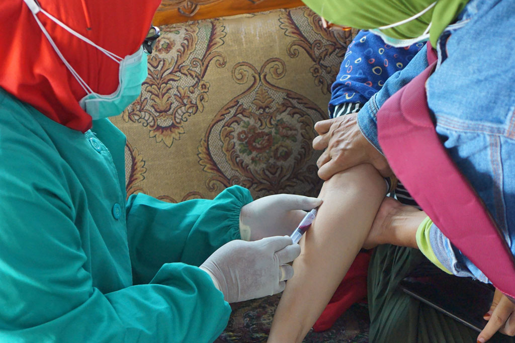 Petugas kesehatan mengambil sampel darah warga yang mengalami infeksi virus chikungunya di Desa Pinggirsari, Tulungagung, Jawa Timur, Jumat, 15 Mei 2020.