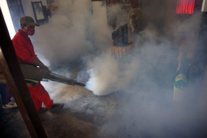 Sebanyak 35 warga di desa itu positif terinfeksi chikungunya, sembilan di antaranya mengalami kelumpuhan, sehingga dilakukan pengobatan massal dan tindakan pengasapan untuk memutus rantai penularan agar tidak menular ke daerah lain.