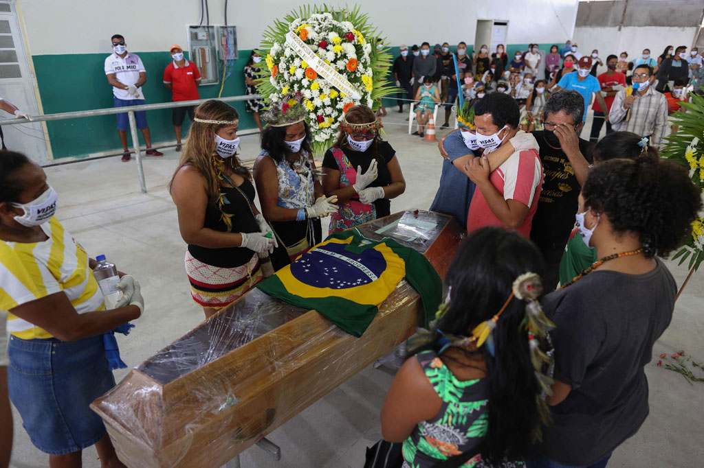Warga pribumi dari komunitas Parque das Tribos melepas kepergian kepala suku Kokama, Messias Kokama, ke tempat peristirahatan terakhir, di Manaus, Brasil, Kamis, 14 Mei 2020 waktu setempat.