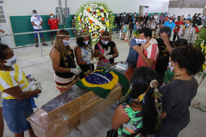 Warga pribumi dari komunitas Parque das Tribos melepas kepergian kepala suku Kokama, Messias Kokama, ke tempat peristirahatan terakhir, di Manaus, Brasil, Kamis, 14 Mei 2020 waktu setempat.