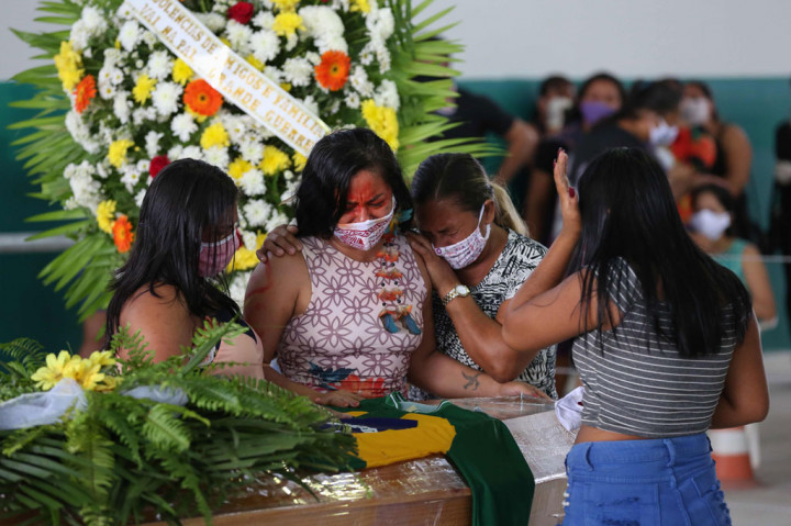 Messias, dalam wasiatnya, meminta masyarakat untuk bernyanyi dan menari di pemakamannya sebagai bentuk ucapan selamat tinggal. Masyarakat suku Kokama dan pelayat yang menghadiri pemakaman menyanyikan lagu kebangsaan Brasil dengan Tikuna, salah satu dari 14 bahasa asli yang dipakai masyarakat pinggiran Manaus.