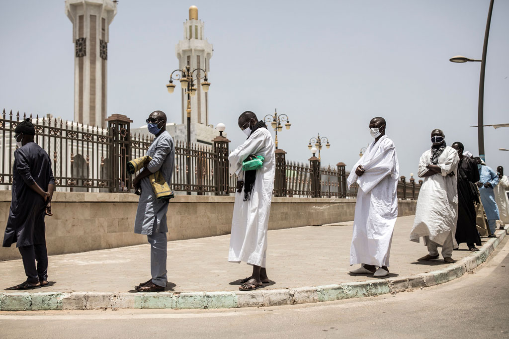 Beberapa masjid di Senegal kembali dibuka pada Jumat, 15 Mei 2020 waktu setempat, setelah Pemerintah melonggarkan pembatasan karena virus korona.