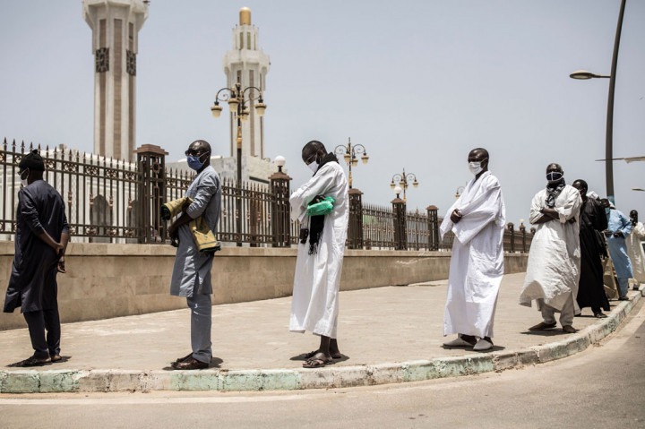Beberapa masjid di Senegal kembali dibuka pada Jumat, 15 Mei 2020 waktu setempat, setelah Pemerintah melonggarkan pembatasan karena virus korona.