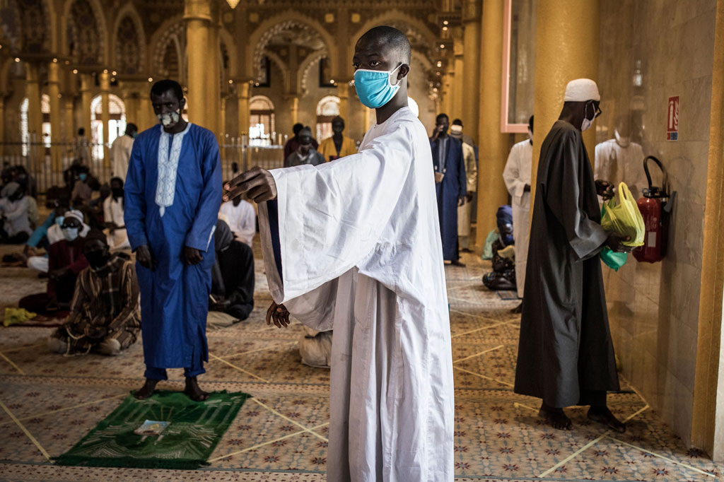 Presiden Senegal Macky Sall mengatakan bahwa umat Muslim daat kembali menggelar salat berjamaah di masjid, asalkan mematuhi protokol kesehatan, salah satunya menjaga jarak (physical distancing).