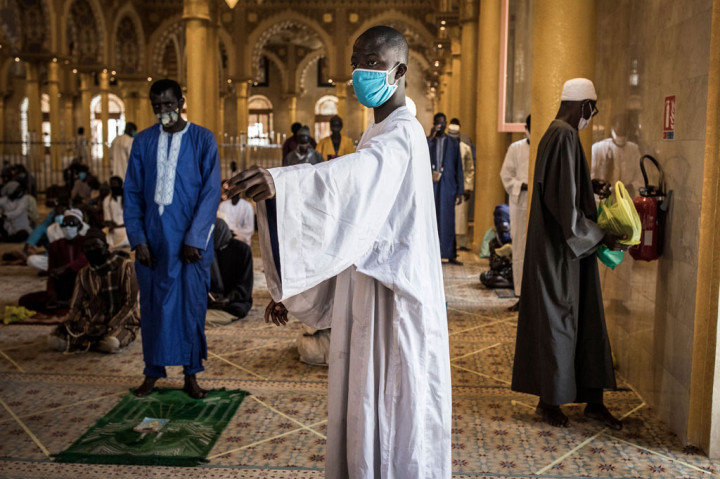 Presiden Senegal Macky Sall mengatakan bahwa umat Muslim daat kembali menggelar salat berjamaah di masjid, asalkan mematuhi protokol kesehatan, salah satunya menjaga jarak (physical distancing).