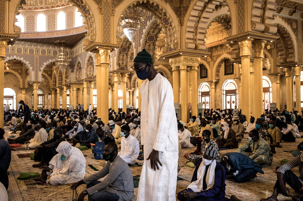 Di Ibu Kota Dakar, ribuan jemaah berbondong-bondong ke Masjid Massalikul Jinaan - yang merupakan salah satu yang terbesar di Afrika Barat.
