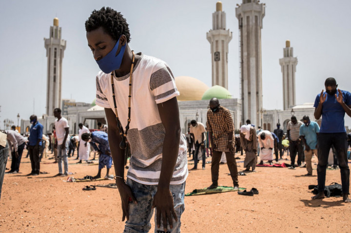 Pemandangan serupa juga terjadi di pinggiran Dakar, Mbao. Masjid-masjid setempat menyediakan air dan sabut untuk cuci tangan, sementara mayoritas jemaah mengenakan masker.