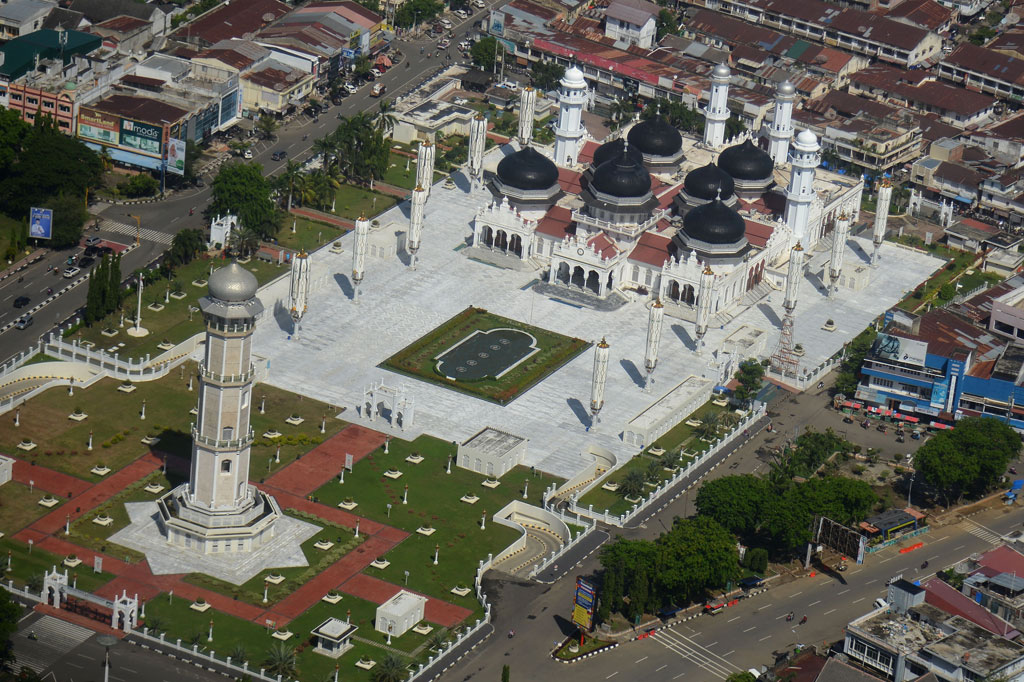 Foto udara Masjid Raya Baiturrahman yang berada di pusat Kota Banda Aceh, Aceh. Masjid Raya Baiturrahman adalah simbol agama, budaya, semangat, kekuatan, perjuangan dan nasionalisme rakyat Aceh. Masjid ini merupakan landmark Banda Aceh sejak era Kesultanan Aceh dan selamat dari bencana tsunami pada 26 Desember 2004 silam.