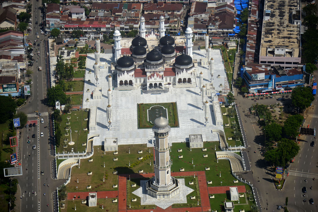 Masjid Raya yang asli dibangun pada 1612 di masa pemerintahan Sultan Iskandar Muda. Ada juga yang mengatakan bahwa Masjid Raya Baiturrahman yang asli dibangun lebih awal, yaitu pada 1292 oleh Sultan Alaidin Mahmudsyah. Masjid Kerajaan yang asli menampilkan atap jerami berlapis-lapis yang merupakan fitur khas arsitektur Aceh.