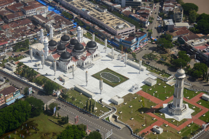 Masjid Raya yang asli dibangun pada 1612 di masa pemerintahan Sultan Iskandar Muda. Ada juga yang mengatakan bahwa Masjid Raya Baiturrahman yang asli dibangun lebih awal, yaitu pada 1292 oleh Sultan Alaidin Mahmudsyah. Masjid Kerajaan yang asli menampilkan atap jerami berlapis-lapis yang merupakan fitur khas arsitektur Aceh.