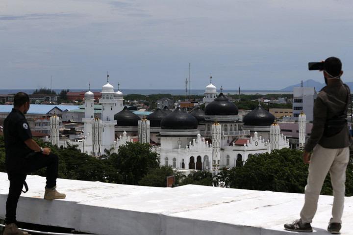 Jendral Van Swieten pun menjanjikan pemimpin lokal bahwa dia akan membangun kembali Masjid Raya dan menciptakan tempat yang hangat untuk permintaan maaf.  Pada 1879 Belanda membangun kembali Masjid Baiturrahman sebagai pemberian dan untuk mengurangi kemarahan rakyat Aceh. Konstruksi dimulai pada 1879, ketika batu pertama diletakkan oleh Tengku Qadhi Malikul Adil, yang kemudian menjadi imam pertama di Masjid Raya baru ini, dan diselesaikan pada 27 Desember 1881 ketika masa pemerintahan Sultan terakhir Aceh, Muhammad Daud Syah. 