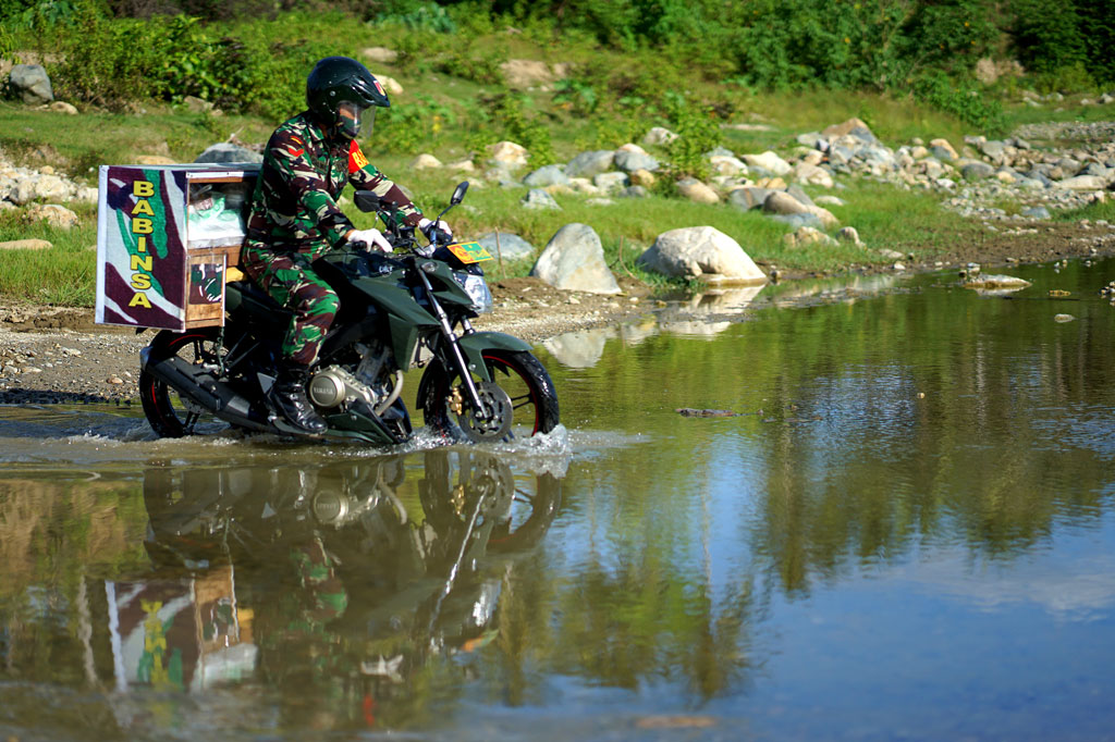 Koptu Ishak Nur yang bertugas di Kodim 1314/Gorontalo Utara tersebut menyisihkan tiga bulan uang tunjangannya sebagai Babinsa dan membagikannya dalam bentuk takjil, makanan, dan uang tunai untuk warga desa binaannya selama empat hari terakhir.
