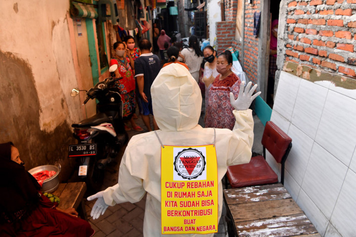  Berbagai cara dilakukan oleh petugas dan relawan dalam melakukan sosialisasi kepada masyarakat tentang pencegahan penyebaran virus korona (covid-19) dan masa Pembatasan Sosial Berskala Besar (PSBB) di Surabaya, Jawa Timur.