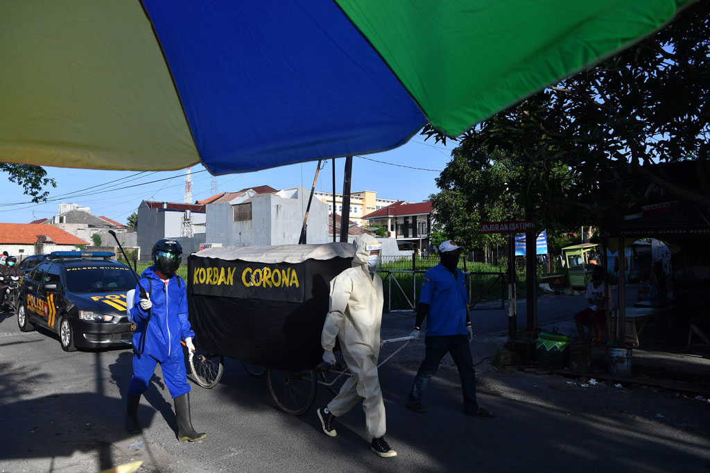 Pemuda Karang Taruna Mojo melakukan sosialisasi pencegahan penyebaran covid-19 dengan cara yang unik. Sambil mendorong 'keranda' bertuliskan 'Korban Corona', para pemuda yang mengenakan alat pelindung diri (APD) tersebut mendatangi rumah-rumah warga untuk meminta mereka tetap tinggal di rumah.