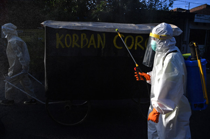 Dengan sosialisasi tersebut diharapkan masyarakat mematuhi protokol kesehatan untuk melindungi diri dari penularan virus korona.