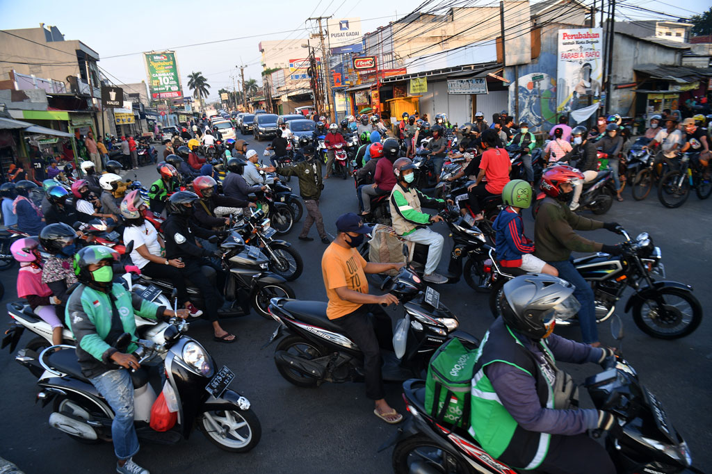 Puluhan pengendara sepeda motor terjebak kemacetan di Jalan Raya Sawangan, Depok, Jawa Barat, Sabtu, 16 Mei 2020.