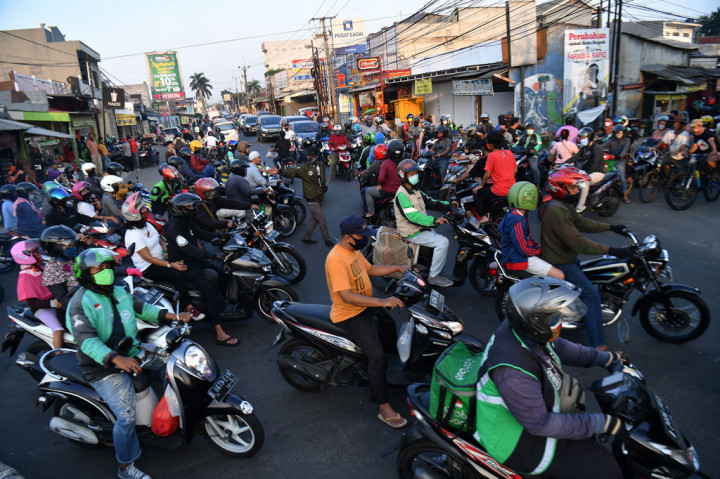 Puluhan pengendara sepeda motor terjebak kemacetan di Jalan Raya Sawangan, Depok, Jawa Barat, Sabtu, 16 Mei 2020.