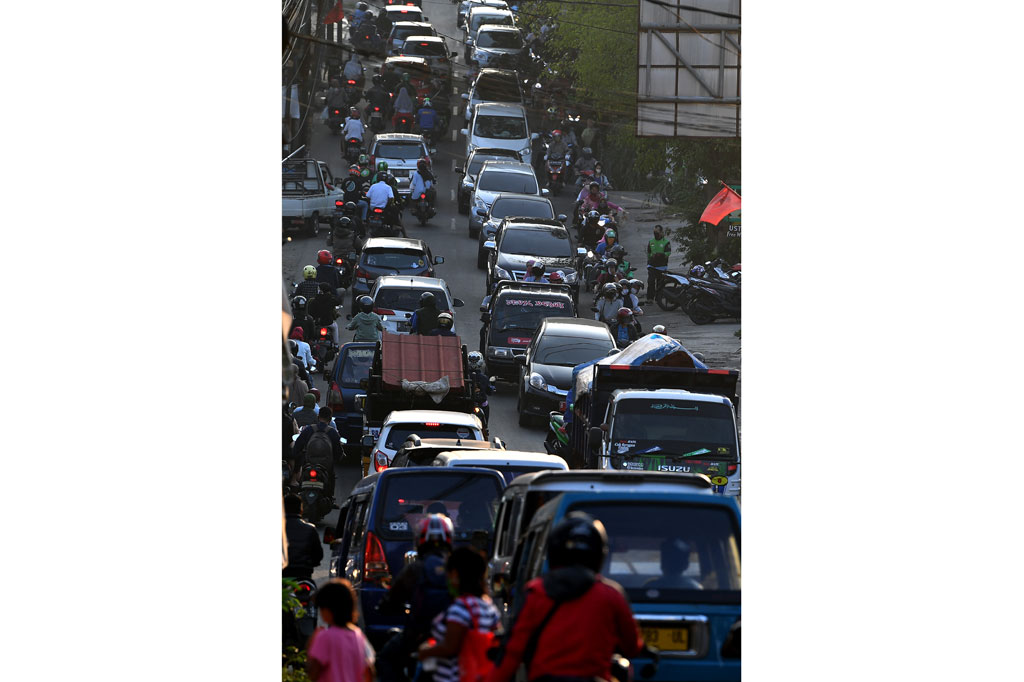 Penerapan Pembatasan Sosial Berskala Besar (PSBB) Kota Depok, Jawa Barat masih diperpanjang hingga 26 Mei 2020, namun sejumlah ruas jalan mulai ramai dipadati kendaraan hingga menyebabkan kemacetan.
