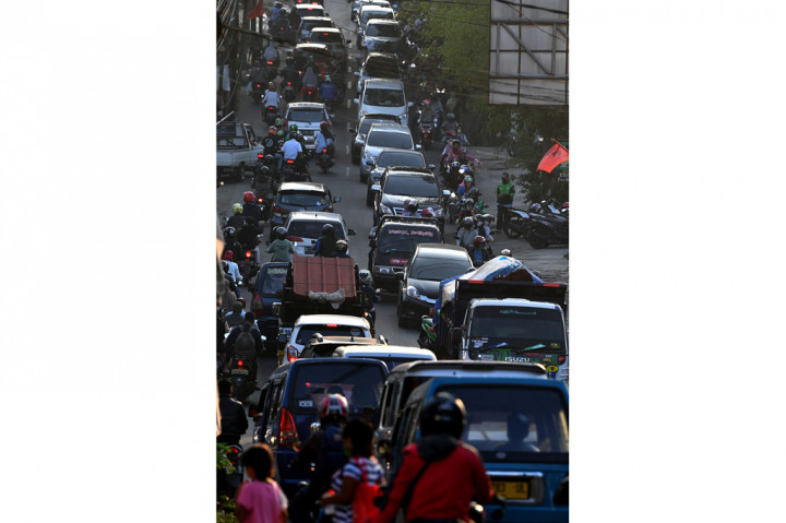 Penerapan Pembatasan Sosial Berskala Besar (PSBB) Kota Depok, Jawa Barat masih diperpanjang hingga 26 Mei 2020, namun sejumlah ruas jalan mulai ramai dipadati kendaraan hingga menyebabkan kemacetan.