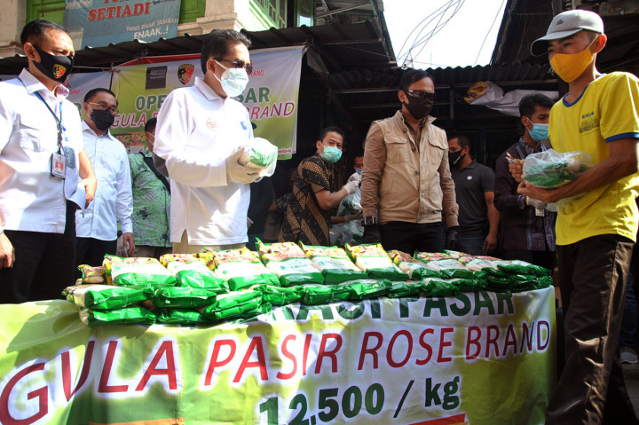Operasi pasar dengan menjual gula pasir dengan harga Rp12.500 per kilogram dengan maksimal pembelian dua kilogram tersebut setiap harinya menyediakan 12 ton gula pasir sehingga dapat mengendalikan harga gula pasir yang mengalami kenaikan jelang Lebaran.