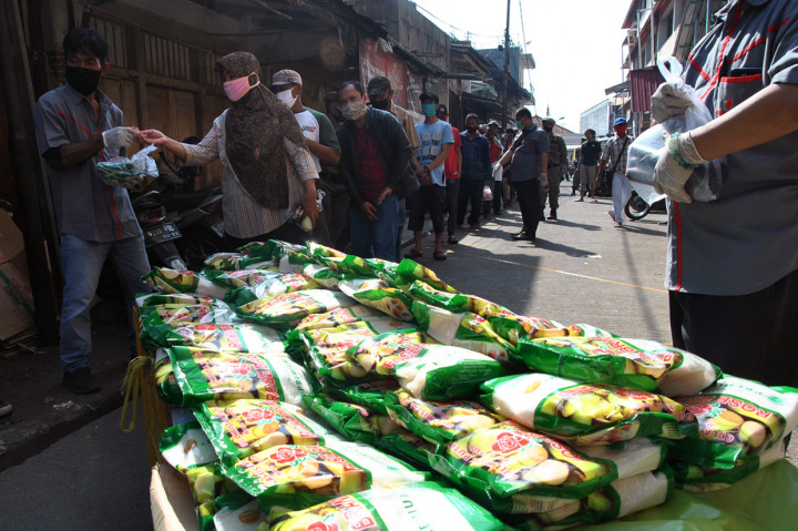Sejumlah warga mengantre saat operasi pasar gula pasir di Pasar Baru Bogor, Jawa Barat.
