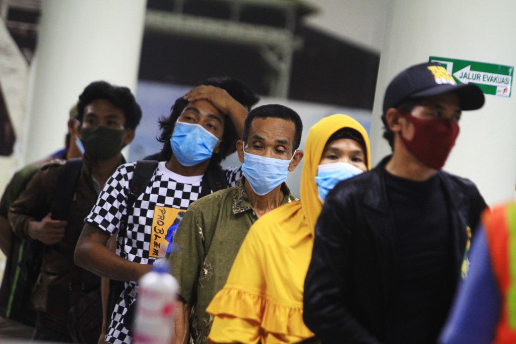 Sejumlah Pekerja Migran Indonesia (PMI) menjalani pendataan ulang dan verifikasi kesehatan sebelum dipulangkan ke Semarang di Pelabuhan Dwikora, Pontianak, Kalimantan Barat.