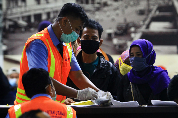 Sebanyak 215 PMI yang dideportasi Pemerintah Malaysia melalui PLBN Entikong Kalbar difasilitasi Pemerintah Provinsi Kalbar untuk diberangkatkan ke Semarang, Jawa Tengah dengan menggunakan KM Dharma Rucitra 9, dan setibanya di sana akan dijemput oleh pemerintah daerah masing-masing.
