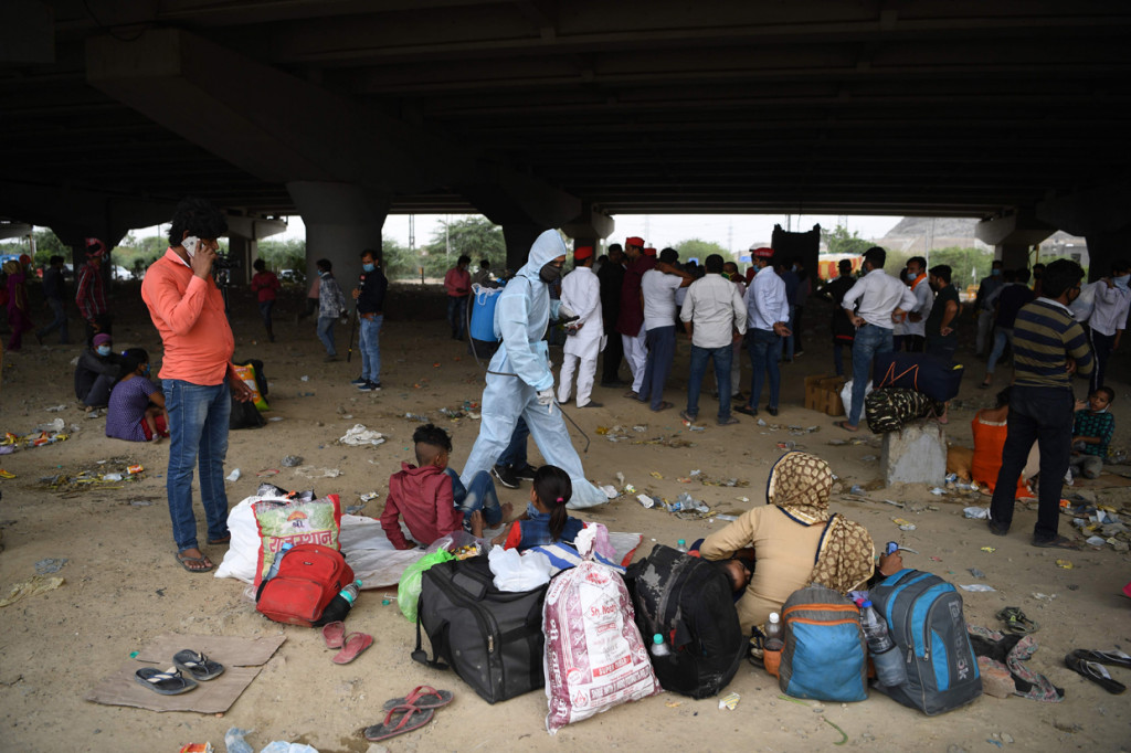 Sebelumnya polisi menghentikan mereka dari melintasi perbatasan Delhi-Uttar Pradesh dengan berjalan kaki. AFP Photo/Sajjad Hussain