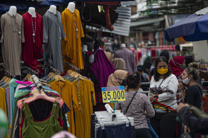 Warga berbelanja pakaian yang dijual pedagang kaki lima di Jalan Jati Baru II, Tanah Abang, Jakarta.