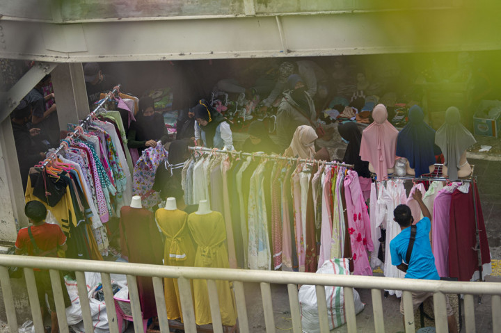 Meski kawasan niaga Pasar Tanah Abang telah tutup selama masa Pembatasan Sosial Berskala Besar (PSBB), namun sebagian oknum pedagang tetap menggelar lapaknya di sejumlah titik seperti di atas trotoar dan di gang perkampungan setempat.